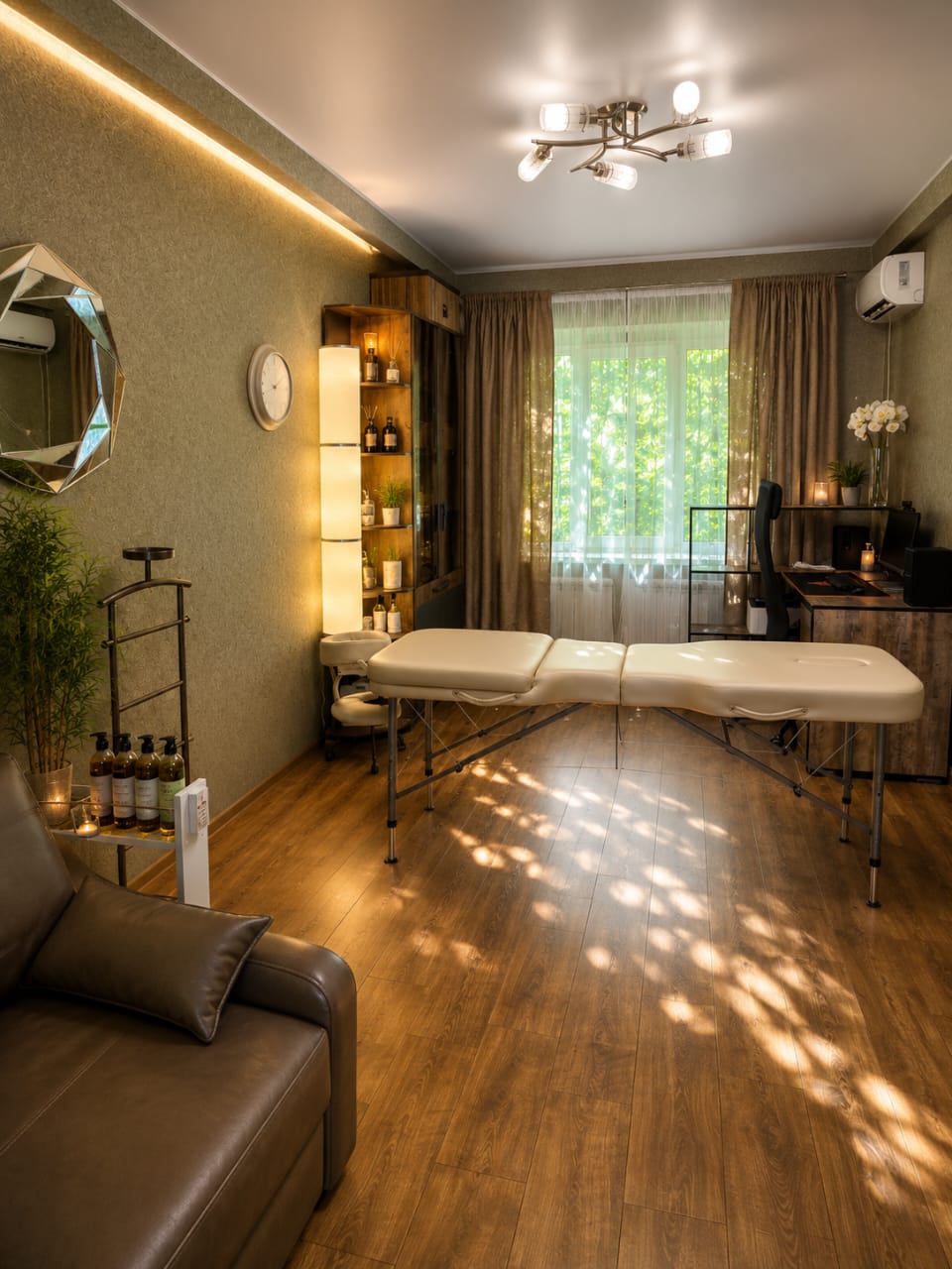 Интерьер и рабочее пространство массажного кабинета MASSAGE-MAXS